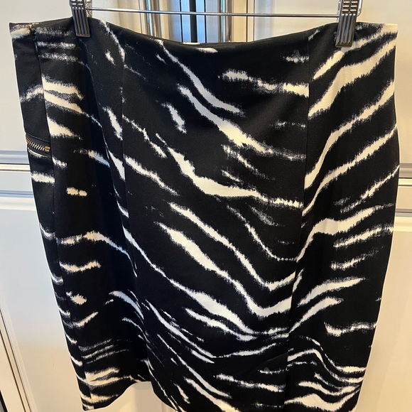 Michael Kors Monochrome Zebra Pencil Skirt - Picture 4 of 5